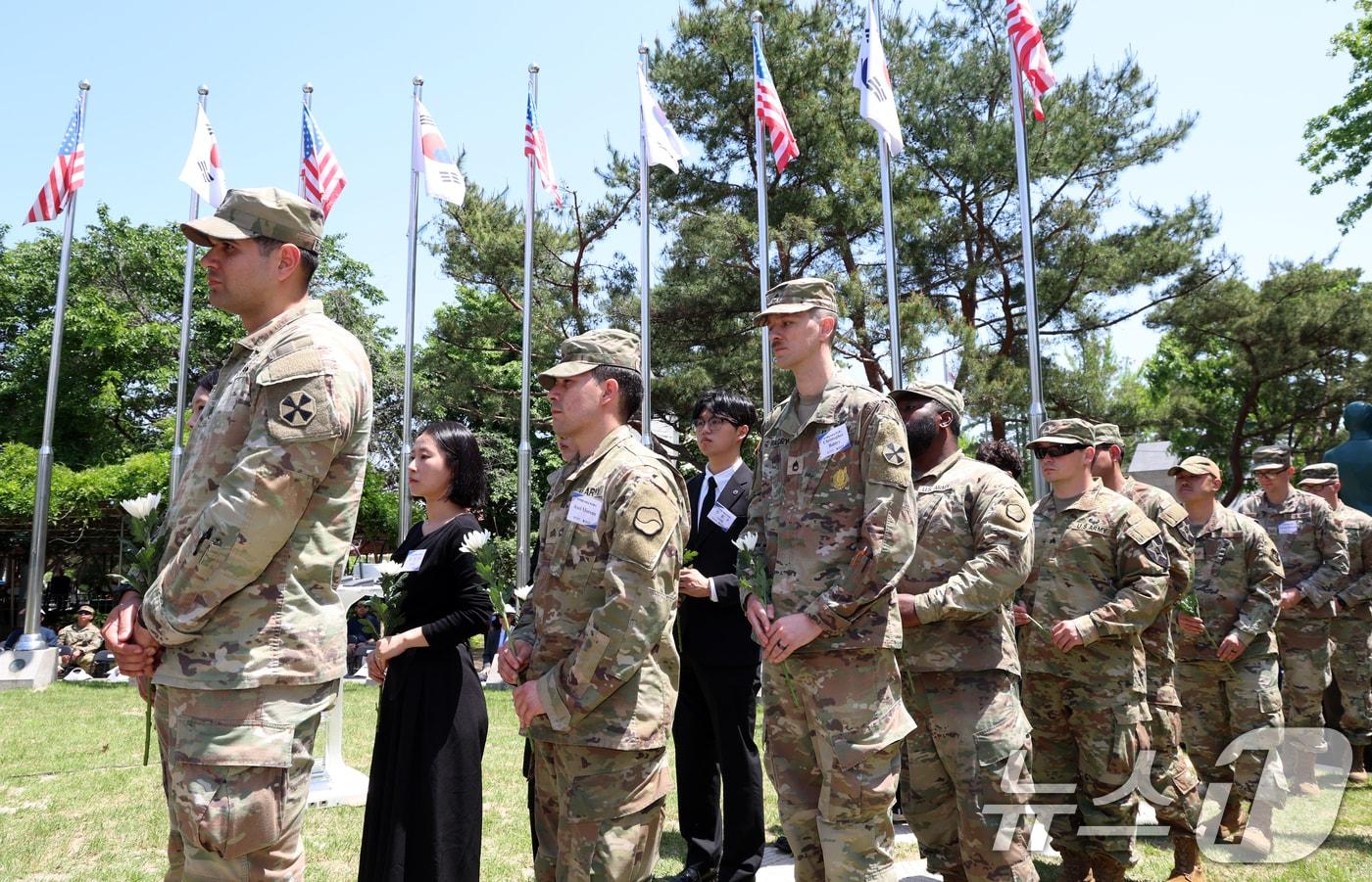 지난 5월 22일 경기도 파주시 임진각 보훈단지에서 열린 한미 합동 현충일 추모 행사에서 참석자들이 미군참전비에 헌화를 하고 있는 모습. 한미동맹재단과 주한미군전우회는 2021년부터 매년 미국 현충일, 5월 마지막 주 월요일부터 대한민국 현충일, 6월 6일까지를 '한미동맹 추모주간'으로 지정하고 영웅들의 희생을 기억하고 감사의 뜻을 전하는 추모 행사를 개최해 오고 있다./뉴스1 ⓒ News1 김명섭 기자