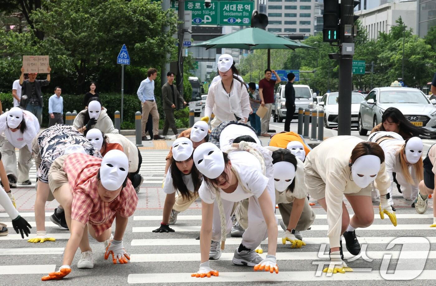 본문 이미지 - 녹색연합 관계자들이 22일 서울 종로구 세종로 광화문네거리에서 생물다양성의 날을 맞아 자연의 권리 퍼포먼스 ‘공생2’를 선보이고 있다. 2025.5.22/뉴스1 ⓒ News1 임세영 기자