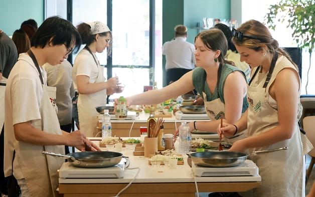 본문 이미지 - 지난 5월 서울 중구 샘표 우리맛공간에서 열린 한식체험 쿠킹클래스에서 미국 조지아대 학생들이 한식 만들기 체험 행사에 참여하고 있는 모습. 2025.5.22/뉴스1 ⓒ News1 김진환 기자