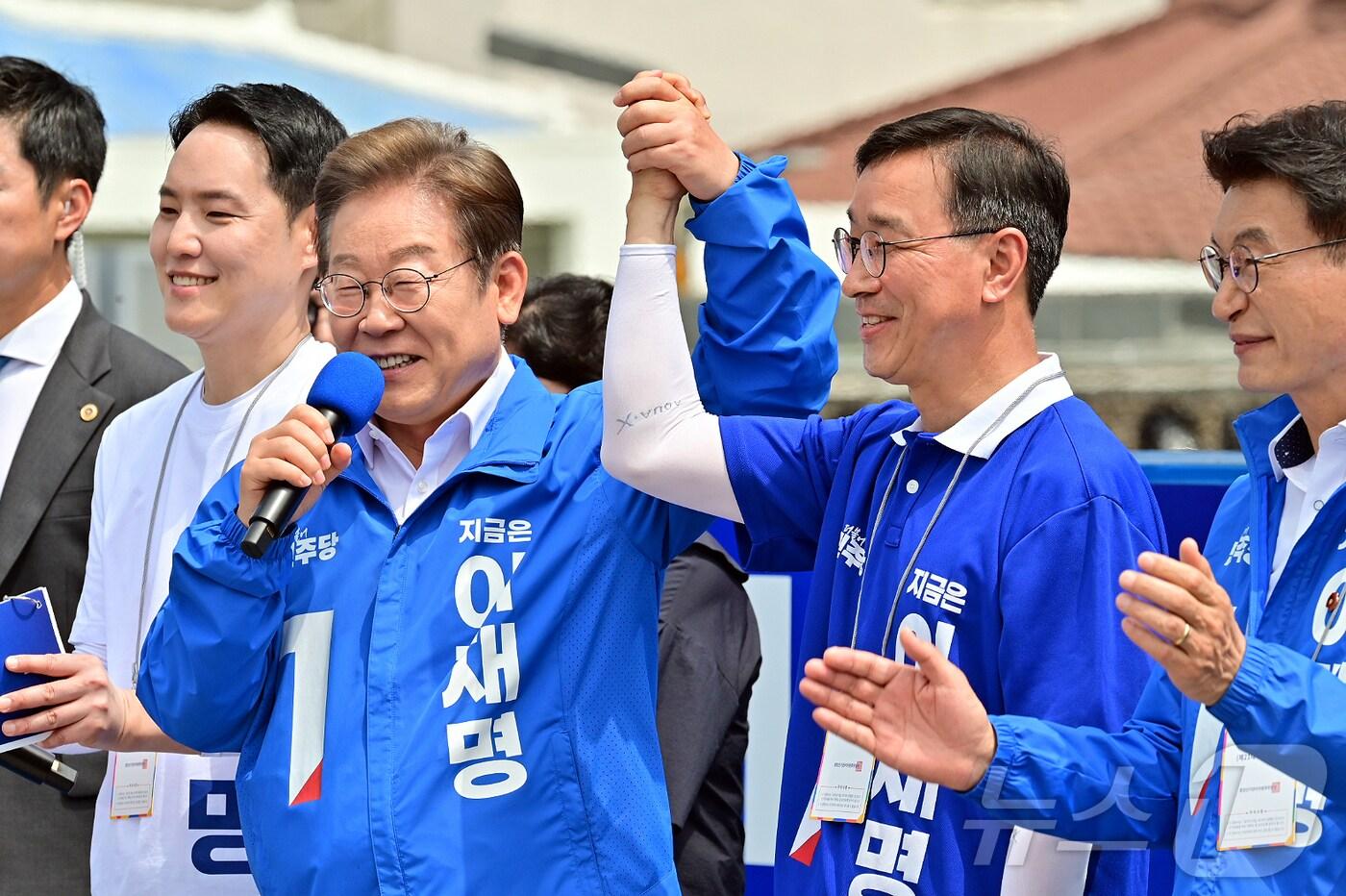 제21대 대통령 선거 유세 당시 제주에서 만난 이재명 대통령 후보와 위성곤 국회의원.&#40;제주도사진기자회. 재판매 및 DB 금지&#41; 2025.5.22/뉴스1 ⓒ News1 오미란 기자