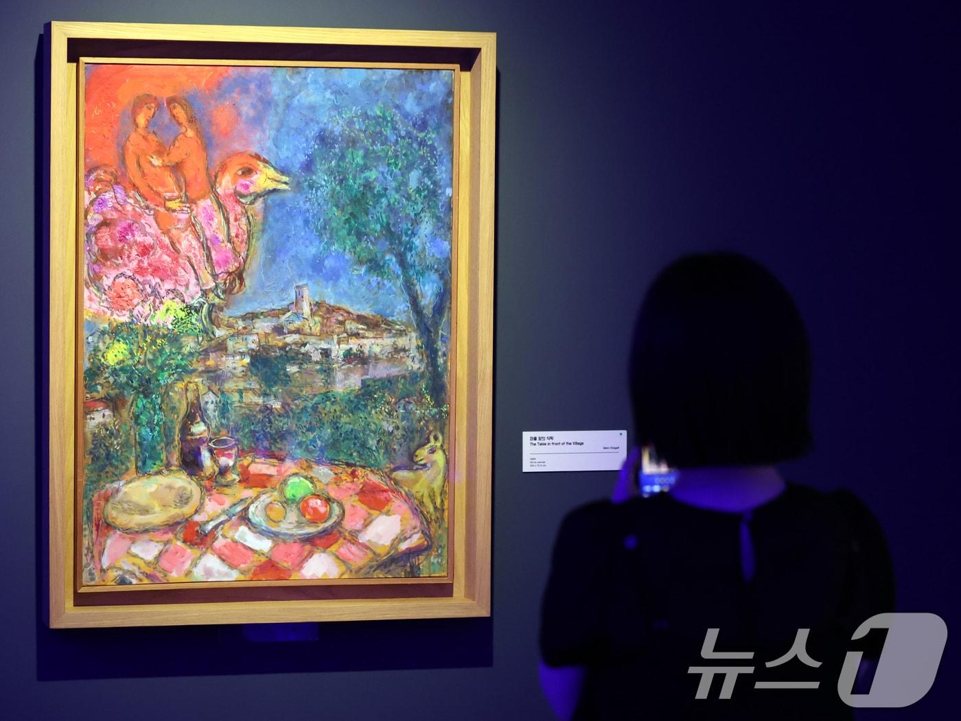 본문 이미지 - 22일 서울 서초구 예술의전당 한가람미술관에서 '마르크 샤갈 특별전: 비욘드 타임' 기자간담회를 마친 관계자들이 전시장을 둘러보고 있다. 이번 전시는 7년 만에 한국을 찾은 이번 대규모 특별전이다. 샤갈의 미공개 유화 7점을 비롯해, 총 170여 점의 작품을 체계적, 과학적인 새로운 전시 구성으로 선보이는 자리다. ⓒ News1 황기선 기자