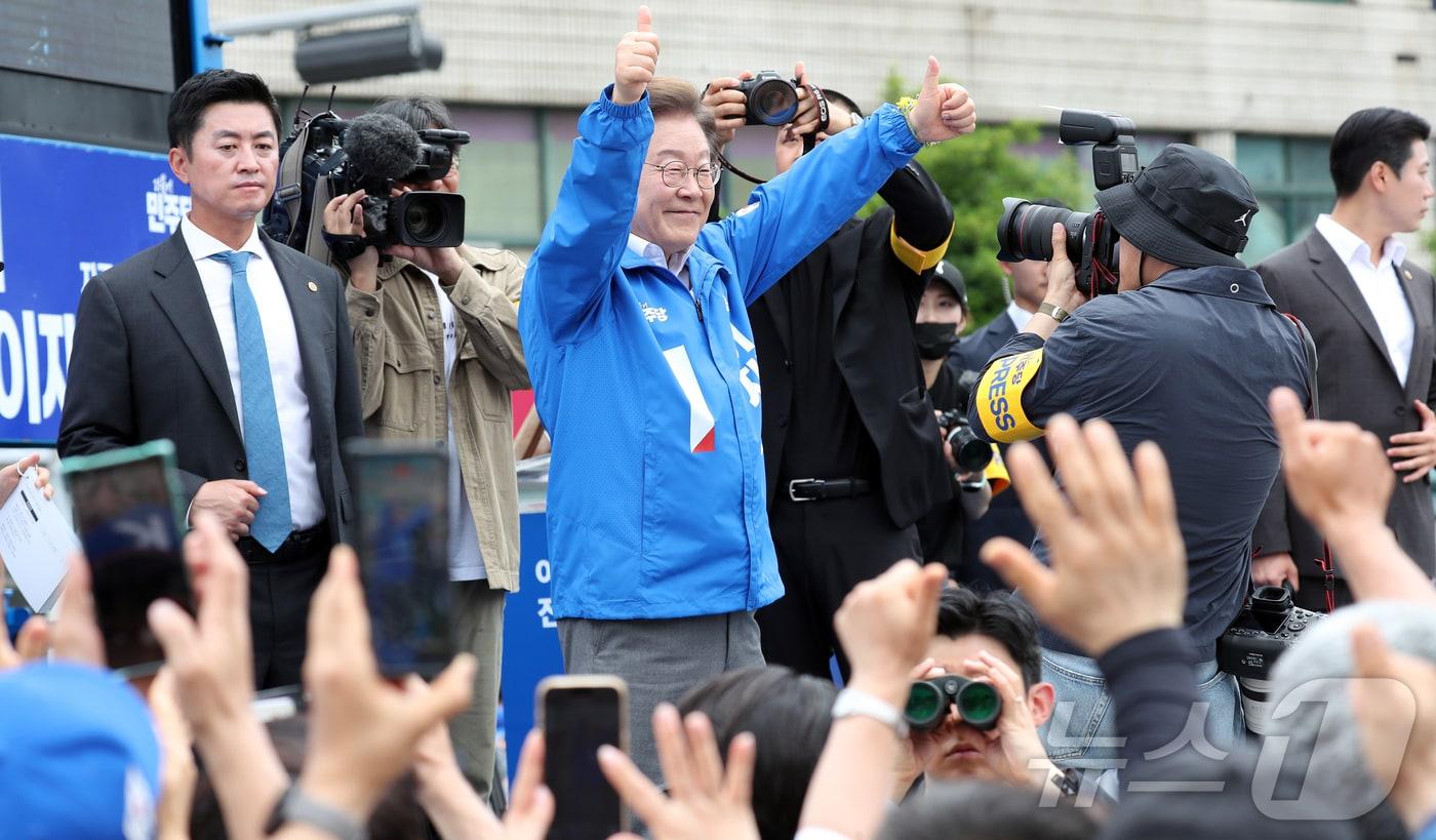 이재명 더불어민주당 대통령 후보가 22일 오전 제주동문시장 앞 탐라문화광장에서 유세를 하고 있다.(제주도사진기자회. 재판매 및 DB 금지) 2025.5.22/뉴스1 ⓒ News1 오미란 기자