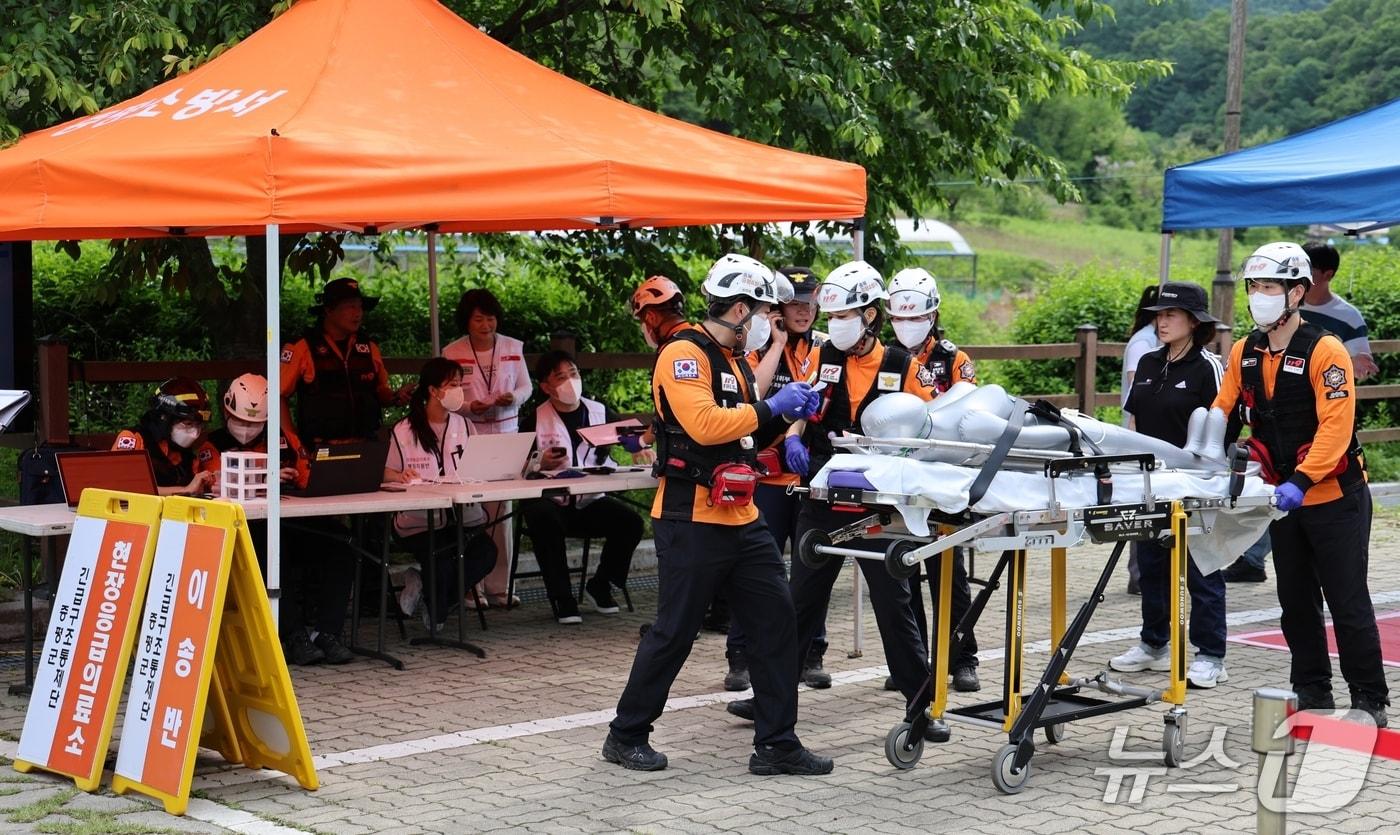 충북 증평소방서는 22일 증평읍 율리 삼기저수지 일대에서 무각본 긴급구조 종합훈련을 진행했다.&#40;증평소방서 제공&#41;/뉴스1