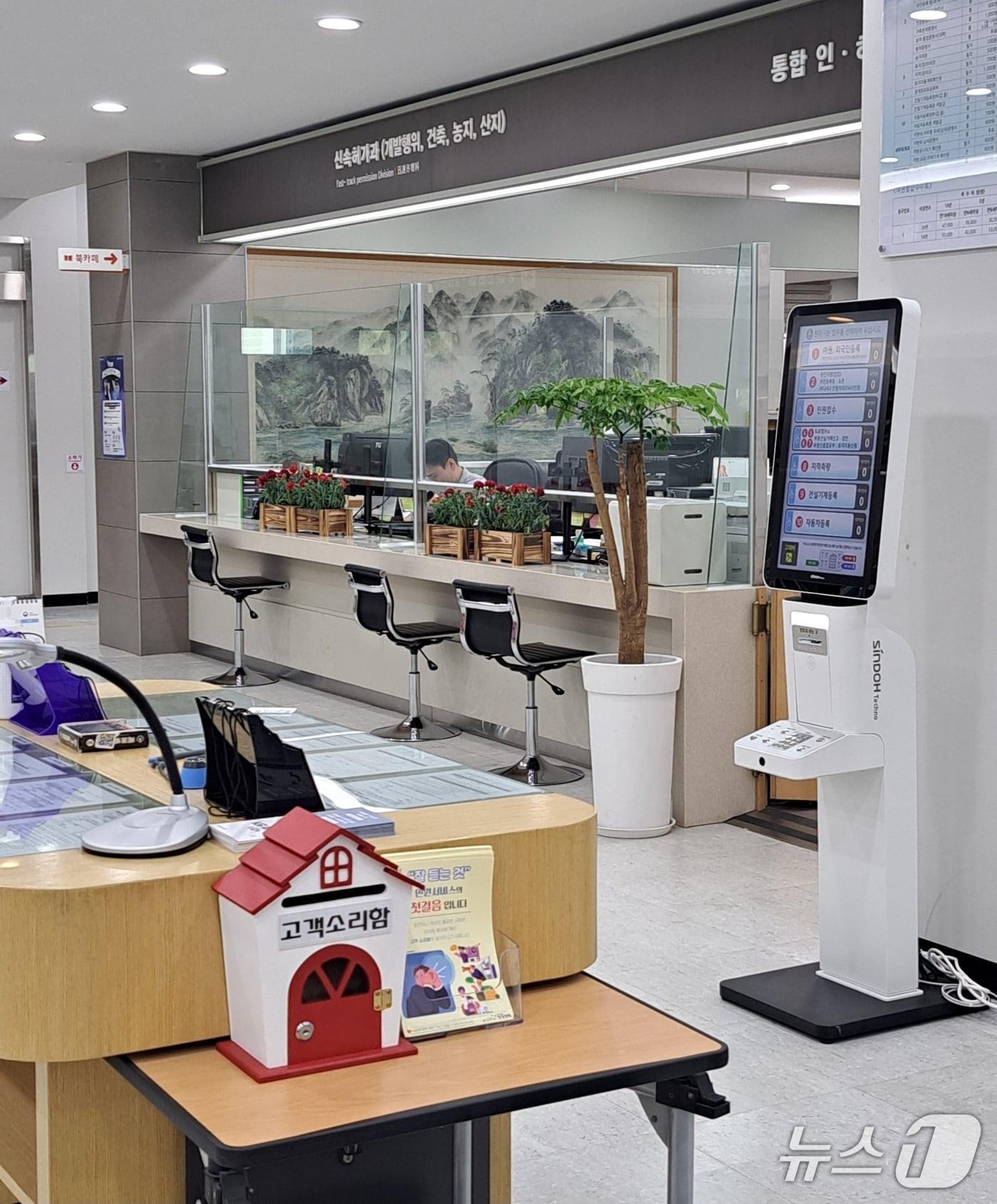 본문 이미지 - 강원 영월군이 최근 군청 민원실 시설을 개선했다. (영월군 제공. 재판매 및 DB금지) 2025.5.22/뉴스1