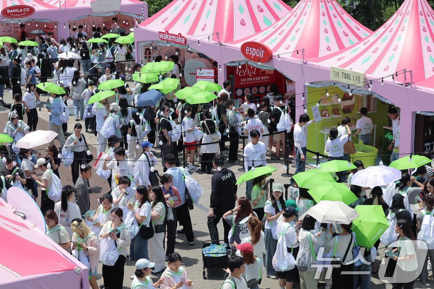 22일 서울 노들섬에서 열린 국내 최대 규모 체험형 뷰티&헬스 축제 &#39;2025 올리브영 페스타&#39;를 찾은 방문객들로 붐비고 있다. 2025.5.22/뉴스1 ⓒ News1 박정호 기자