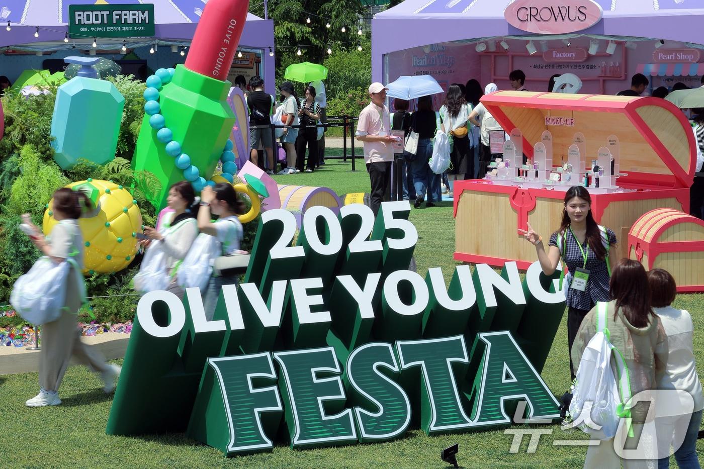 22일 서울 노들섬에서 열린 국내 최대 규모 체험형 뷰티&헬스 축제 &#39;2025 올리브영 페스타&#39;를 찾은 글로벌 주요 유통 플랫폼 관계자들이 즐거운 시간을 보내고 있다. CJ올리브영&#40;340460&#41;은 스킨케어, 메이크업, 퍼스널 케어, 헬시라이프, 럭스에디트 등 크게 5개 존 총 84개 부스, 108개 브랜드가 참여해 오는 25일까지 5일간 전 행사 대비 약 두 배 수준인 3만 명이 이번 축제를 찾는다고 밝혔다. 2025.5.22/뉴스1 ⓒ News1 박정호 기자