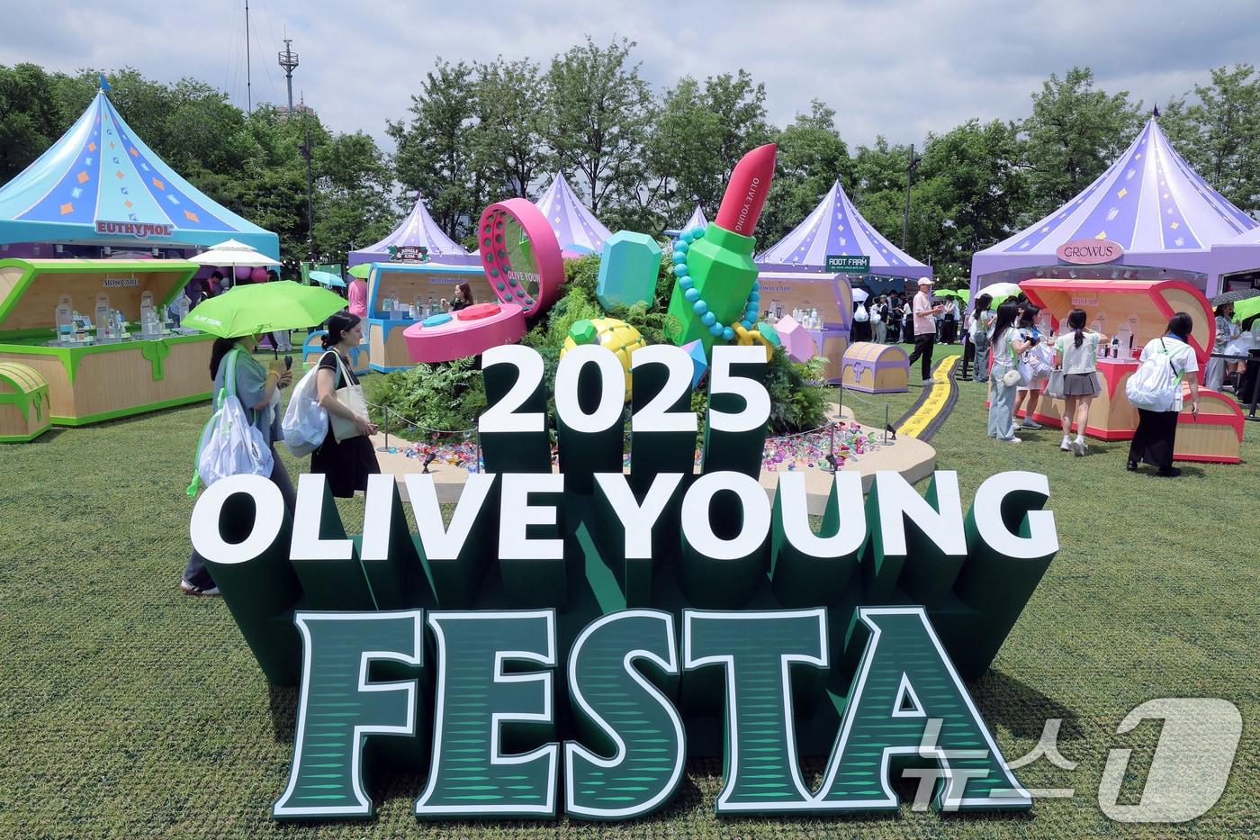 22일 서울 노들섬에서 열린 국내 최대 규모 체험형 뷰티&헬스 축제 &#39;2025 올리브영 페스타&#39;를 찾은 방문객들로 붐비고 있다.2025.5.22/뉴스1 ⓒ News1 박정호 기자