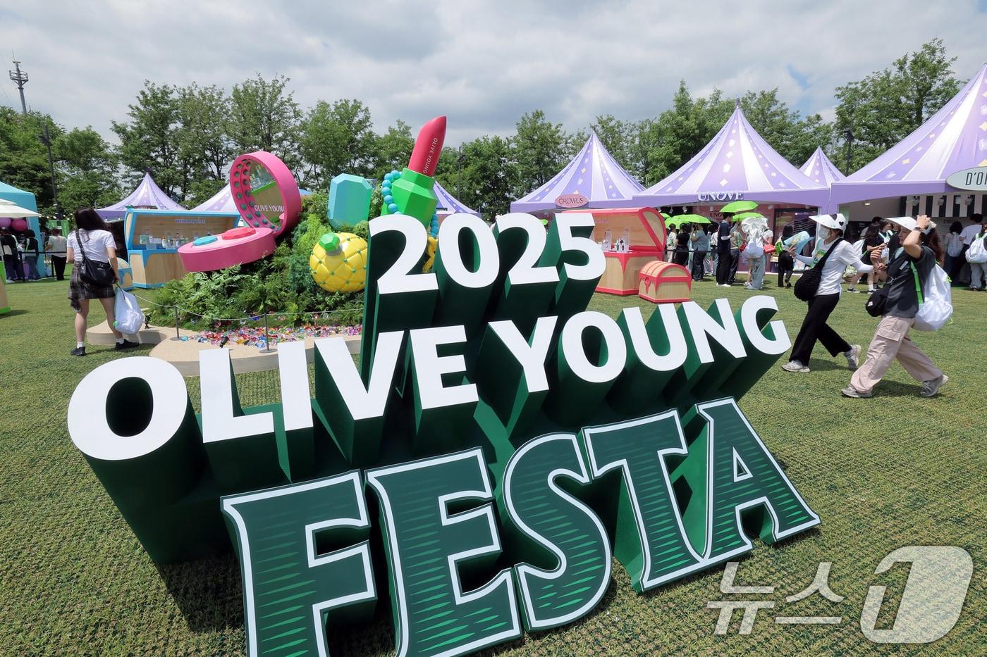 서울 노들섬에서 열린 국내 최대 규모 체험형 뷰티&헬스 축제 &#39;2025 올리브영 페스타&#39;를 찾은 방문객들로 붐비고 있다.2025.5.22/뉴스1 ⓒ News1 박정호 기자
