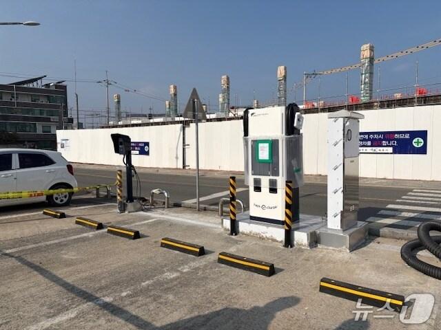 본문 이미지 - 지상 이전된 전기차 충전시설.(속초시 제공, 재판매 및 DB 금지) 2025.5.22/뉴스1