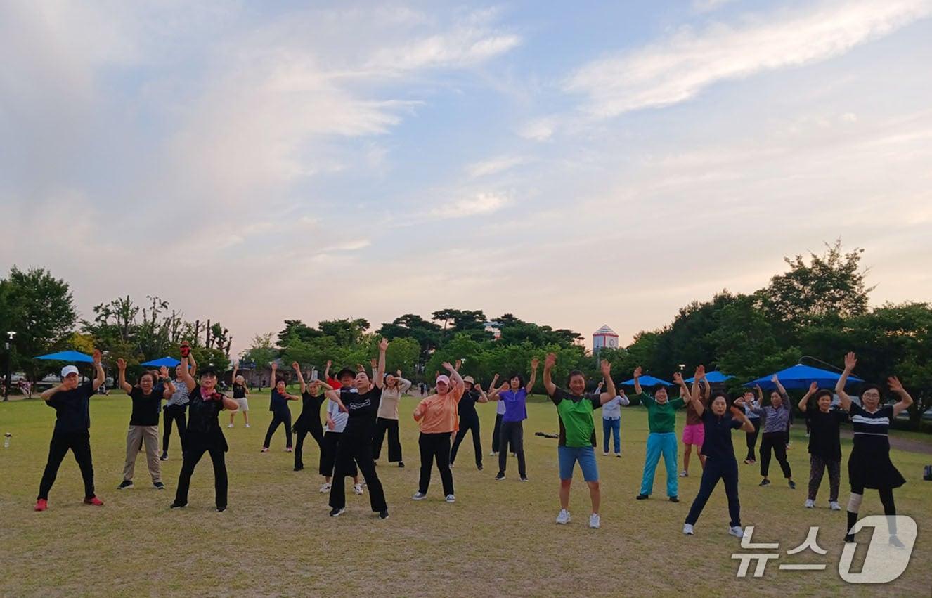 본문 이미지 - 유성 별밤 운동 교실 모습.(유성구 제공, 재판매 및 DB 금지)/뉴스1