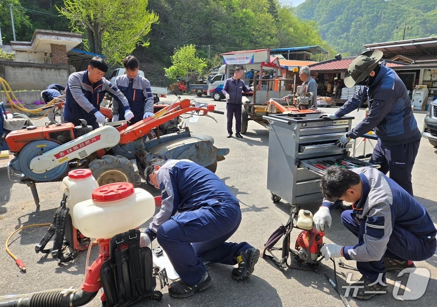 한국도로공사 충북본부가 지난달 24일 농기계 무상 수리 봉사활동을 하는 모습.&#40;한국도로공사 충북본부 제공&#41;/뉴스1
