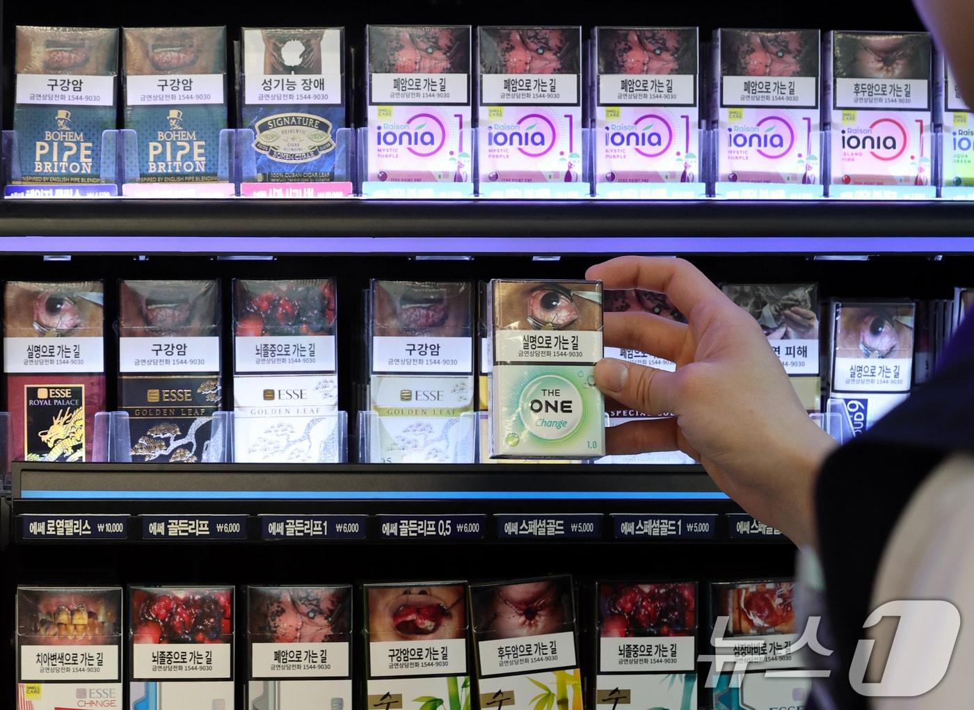 본문 이미지 - 서울 시내 한 편의점에서 직원이 담배를 정리하고 있다. /뉴스1 ⓒ News1 황기선 기자