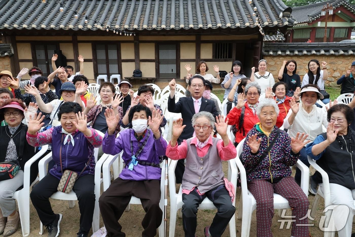 충북 괴산군 괴산두레학교는 장애인과 비장애인이 함께 어울리는 '장애인 사회통합 프로그램–봄봄 운동회'를 개최헀다.(괴산군 제공)/뉴스1