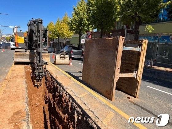 본문 이미지 - 지난 2022년 10월 17일 오후 1시18분께 군산시의 하수관로 공사 현장에서 터파기 공사를 하던 근로자 A 씨(60대)가 토사에 매몰되는 사고가 발생했다.(전북소방본부 제공)2022.10/18/뉴스1