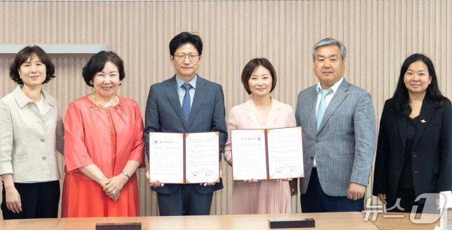 본문 이미지 - 전북대 글로컬대학사업추진단과 사단법인 고려인 글로벌 네트워크가 지난 21일 업무협약을 맺고 고려인 청년들의 지역사회 정착 지원에 힘을 모으기로 했다.(전북대 제공, 재판매 및 DB 금지)/뉴스1