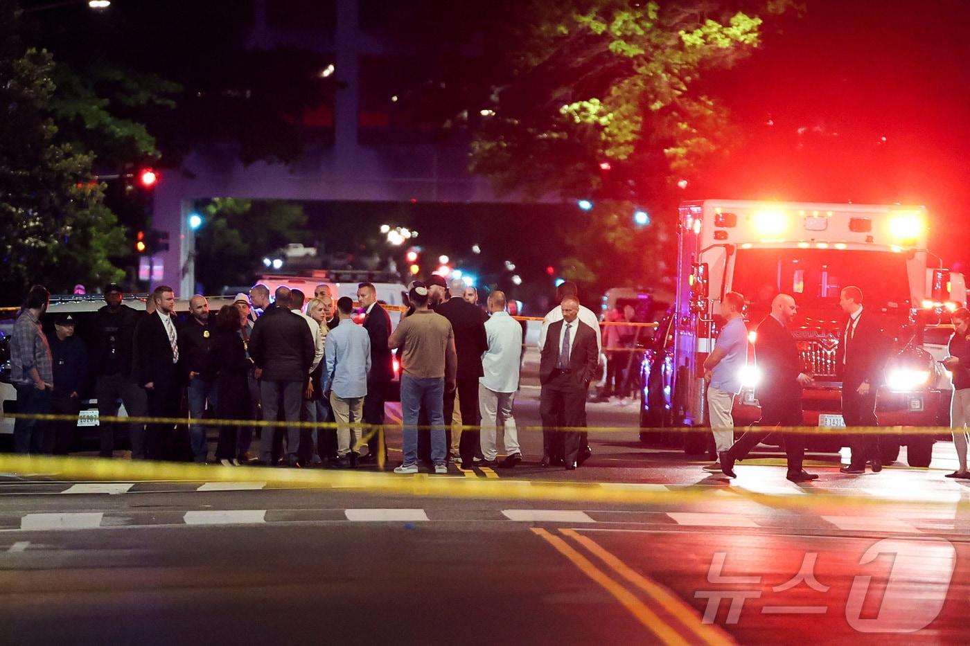 주미 이스라엘 대사관 직원 2명이 21일&#40;현지시간&#41; 워싱턴 DC에 있는 유대인 박물관 인근에서 총에 맞아 사망한 가운데 현장을 찾은 팸 본디 미 법무장관과 예히엘 레이터 주미 이스라엘 대사가 경찰들과 이야기를 나누고 있다. 2025.05.21 ⓒ 로이터=뉴스1 ⓒ News1 최종일 선임기자