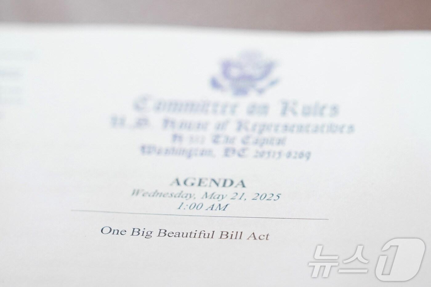 도널드 트럼프 미국 대통령의 대규모 감세 계획에 대한 하원 규칙위원회의 청문회가 열린 날인 5월 21일 오전 1시 워싱턴 DC 의사당에서 '하나의 크고 아름다운 법안'이라고 적힌 안건이 보인다. ⓒ 로이터=뉴스1 ⓒ News1 신기림 기자