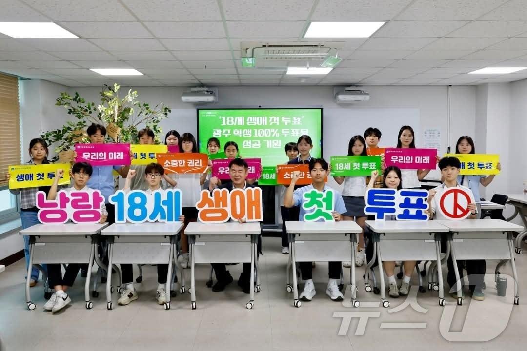 본문 이미지 - 이정선 광주교육감이 6월 3일 제21대 대통령선거로 생애 첫 투표권을 행사하는 학생 유권자들과 투표 독려 캠페인을 하고 있다.(광주교육청 제공. 재배포 및 DB 금지)