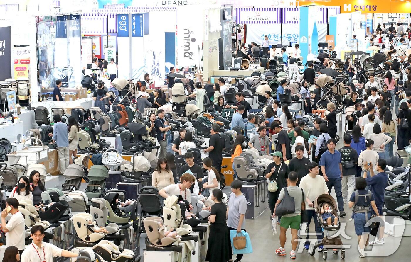 지난 5월 대구 엑스코(EXCO)에서 열린 '대구 베이비&키즈페어'가 관람객으로 붐비는 모습. 2025.5.22/뉴스1 ⓒ News1 공정식 기자