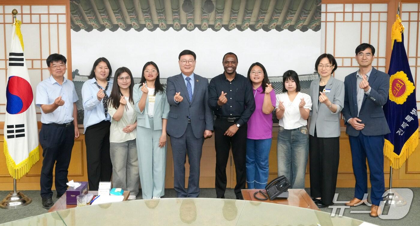 22일 전북도의회가 전북대학교 정치학과 석· 박사 과정 등을 밟고 있는 외국인 유학생들을 대상으로 의회 견학과 간담회를 가졌다.(의회제공. 재판매 및 DB금지)2025.5.22/뉴스1