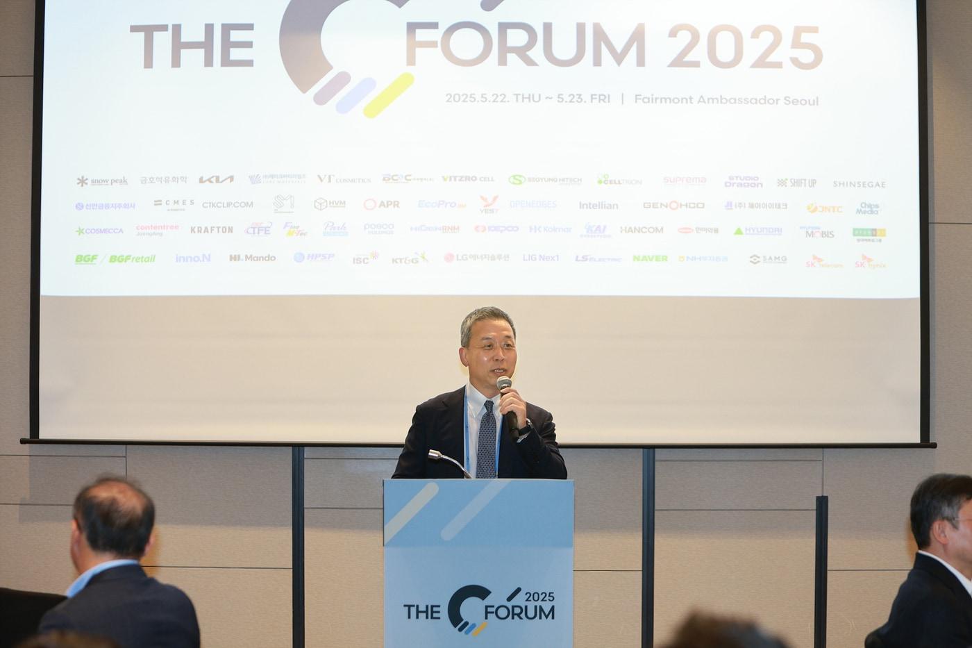 윤병운 NH투자증권 대표가 여의도 페어몬트 앰배서더 서울호텔에서 열린 C포럼에서 인사말을 전하고 있다.