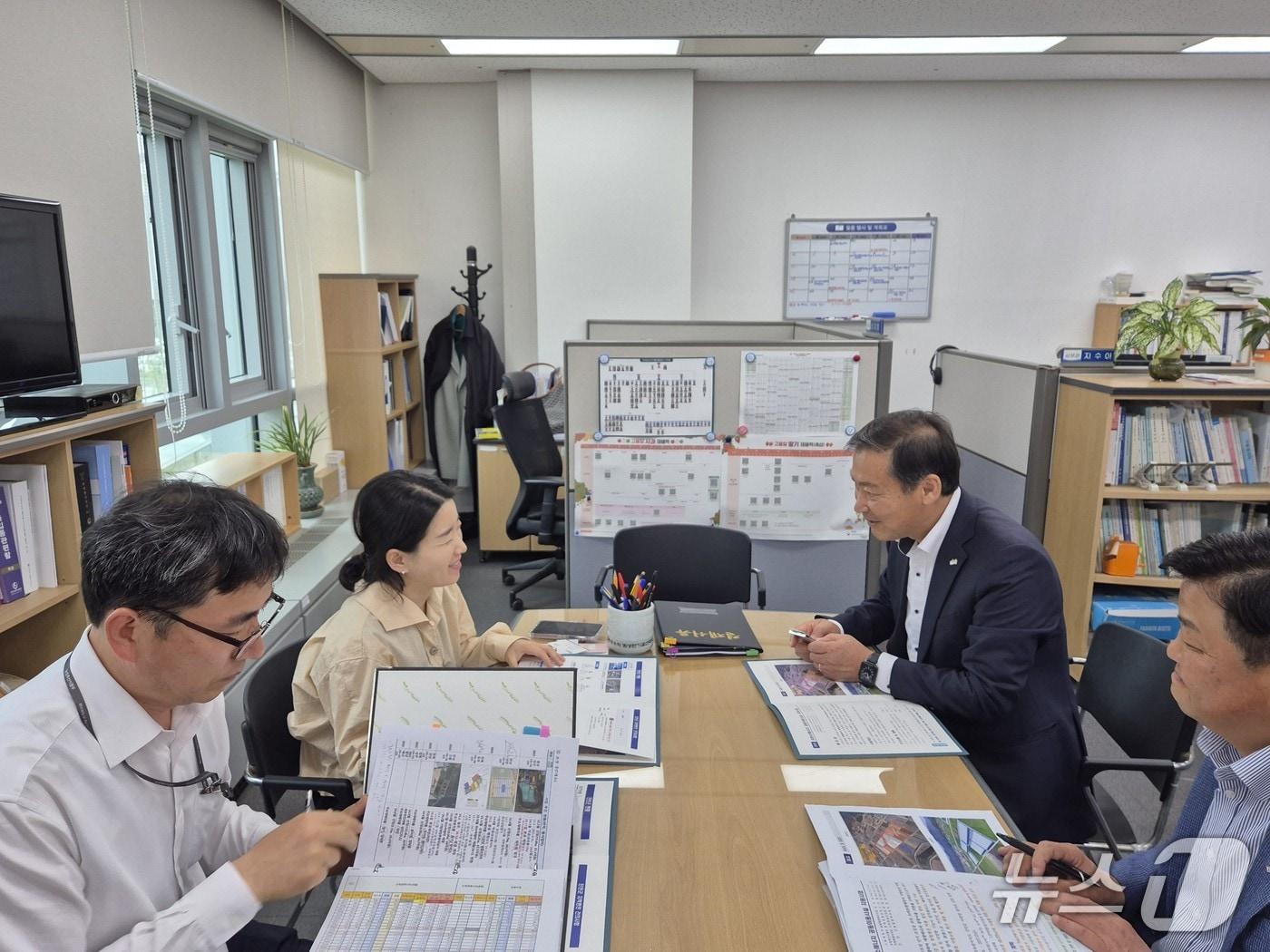 본문 이미지 - 22일 전춘성 전북 진안군수(오른쪽)이 농림축산식품부 원예경영과장과를 방문해 현안을 설명하고 있다.(진안군제공. 재판매 및 DB금지)2025.5.22/뉴스1