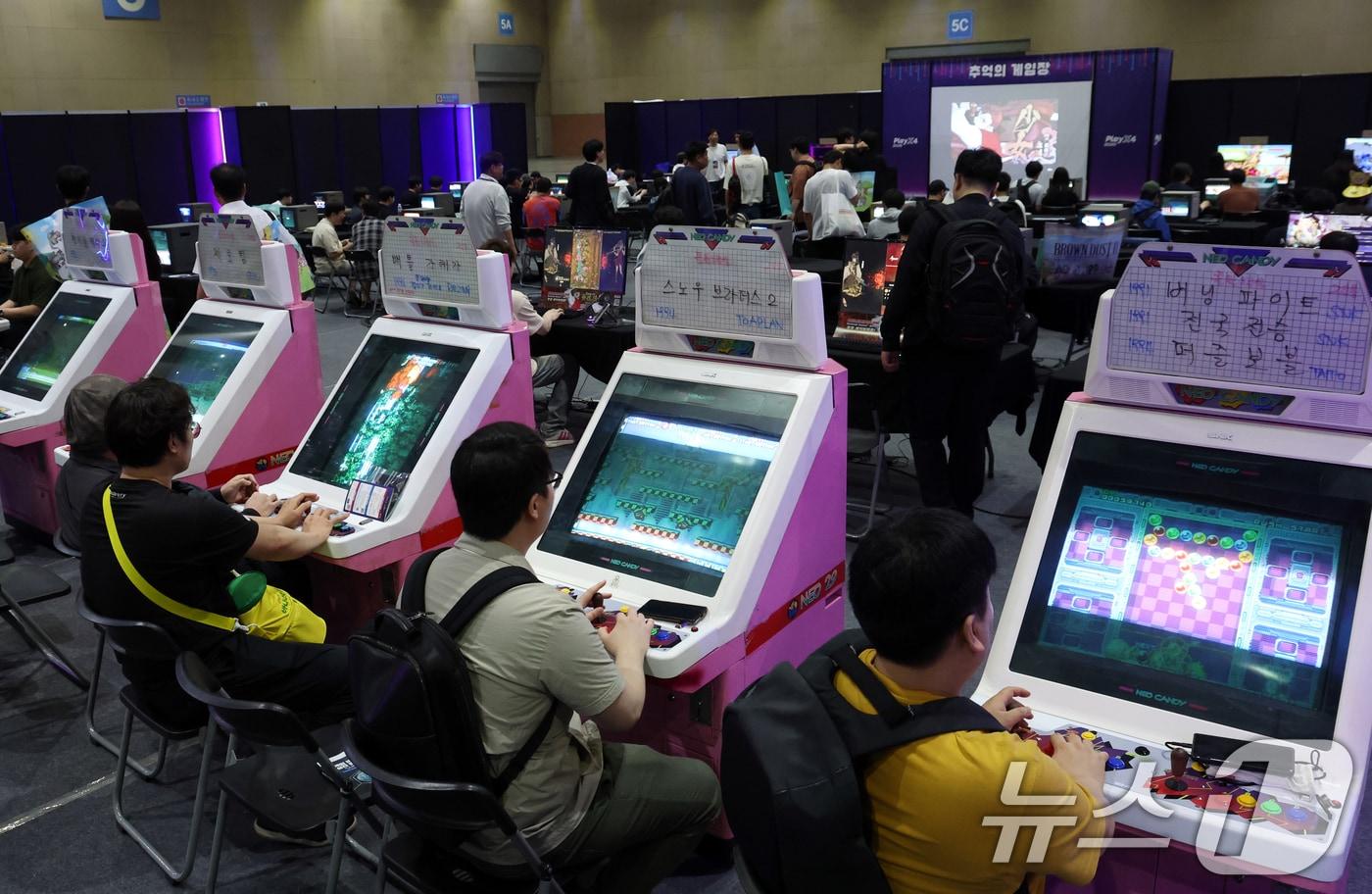 22일 경기도 고양시 킨텍스에서 열린 2025플레이엑스포에서 관람객들이 게임을 하고 있다. &#40;사진은 기사와 무관&#41; 2025.5.22/뉴스1 ⓒ News1 김명섭 기자