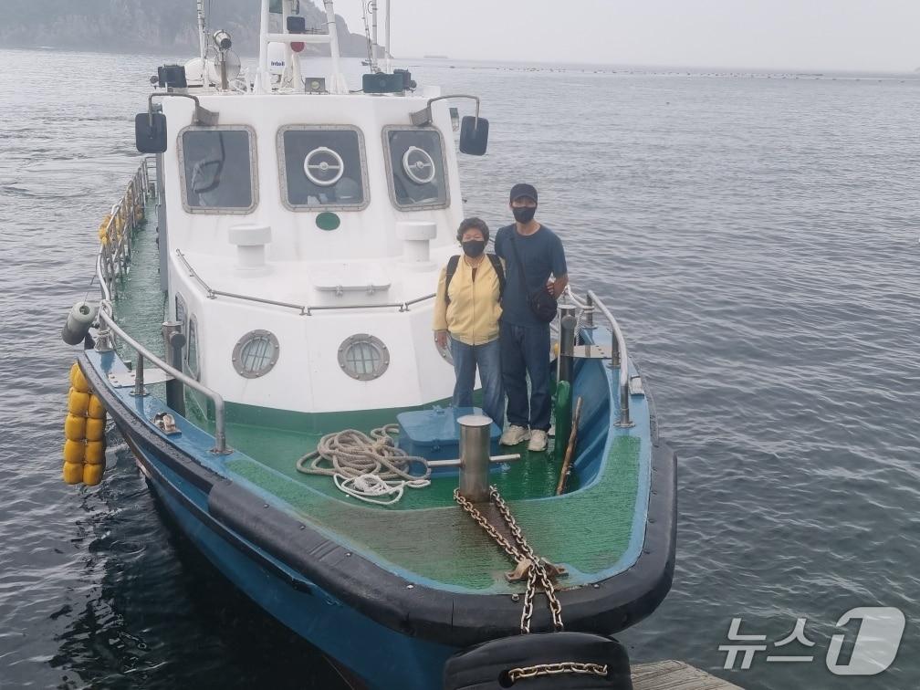 본문 이미지 - 통영 욕지도~초도 신규 항로 운항선에 탑승하고 있는 초도 주민들.(통영시 제공. 재판매 및 DB금지)