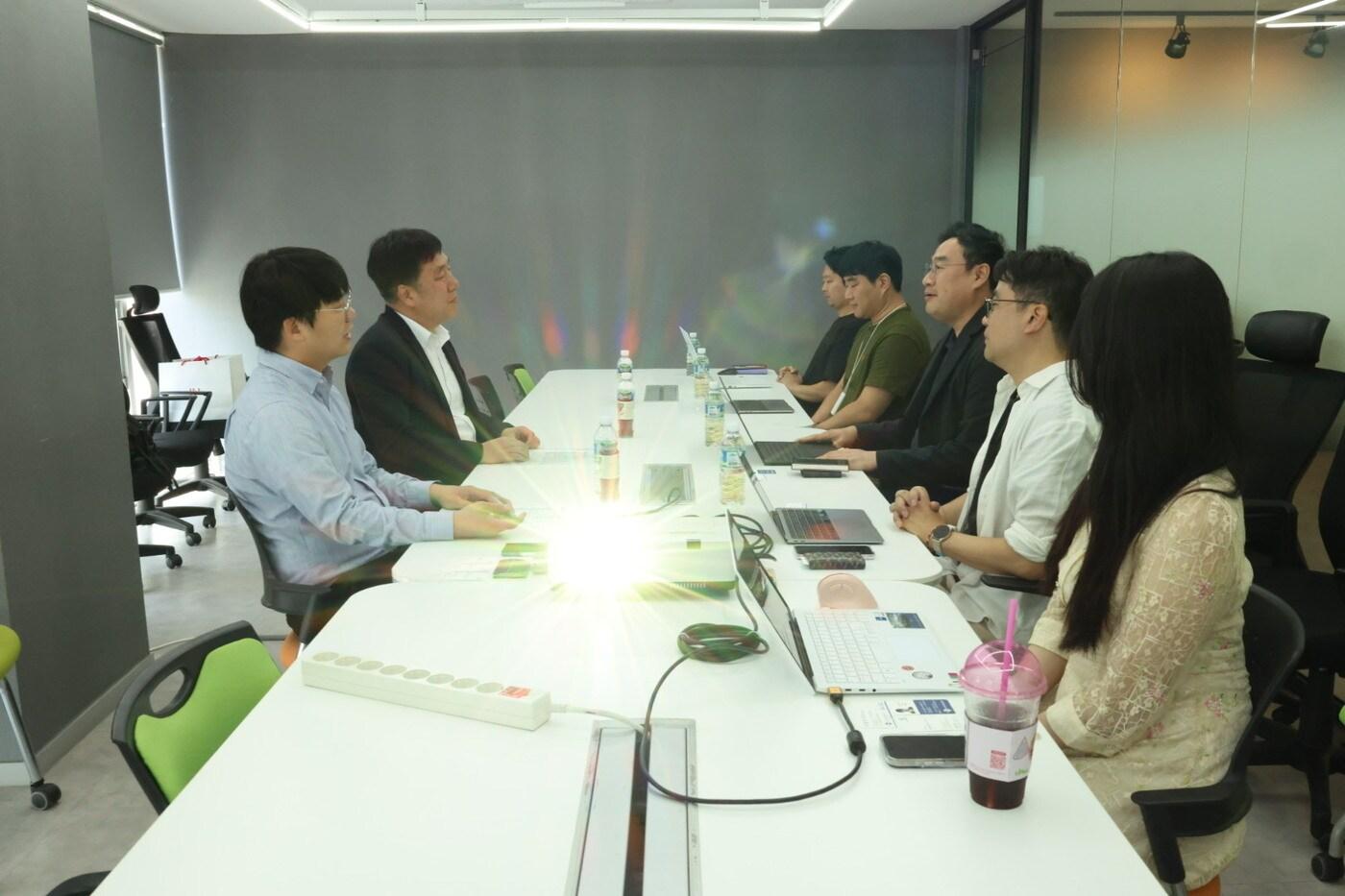 김영신 TIPA 원장이 22일 지니웍스를 찾아 간담회를 가졌다 &#40;TIPA 제공&#41;