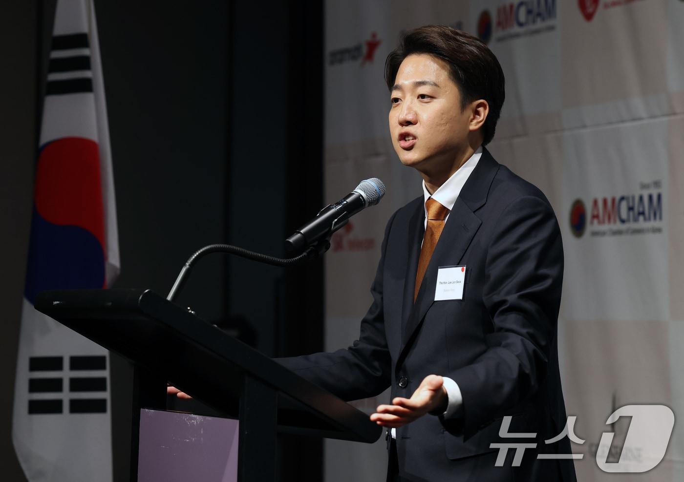 이준석 개혁신당 대통령 후보가 22일 오후 서울 용산구 그랜드하얏트서울에서 열린 제임스 김 주한미국상공회의소(AMCHAM·암참) 회장과의 대담에 앞서 인사말을 하고 있다. 2025.5.22/뉴스1 ⓒ News1 오대일 기자