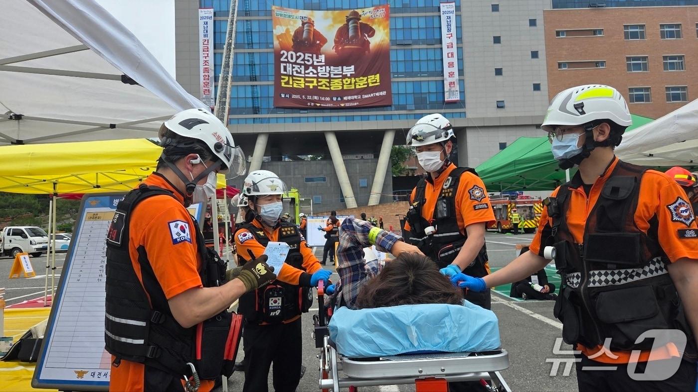 대전소방본부가 긴급구조종합훈련을 하고 있다.(대전소방본부 제공, 재판매 및 DB 금지)/뉴스1