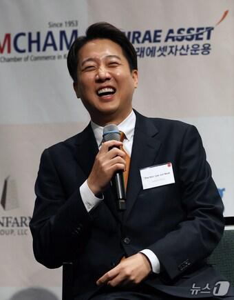 본문 이미지 - 이준석 개혁신당 대통령 후보가 22일 오후 서울 용산구 그랜드하얏트서울에서 제임스 김 주한미국상공회의소(AMCHAM·암참) 회장과 대담하고 있다. 2025.5.22/뉴스1 ⓒ News1 오대일 기자