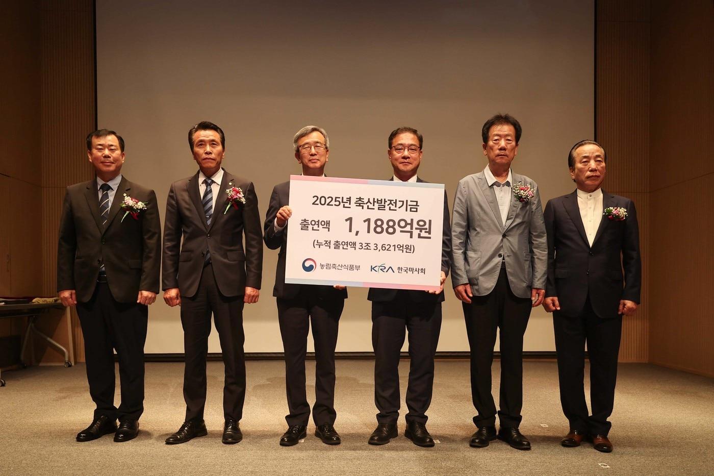 본문 이미지 - 한국마사회가 21일 렛츠런파크 서울에서 농축산업 발전을 위한 주요 재원인 축산발전기금 전달식을 개최했다. (한국마사회 제공)