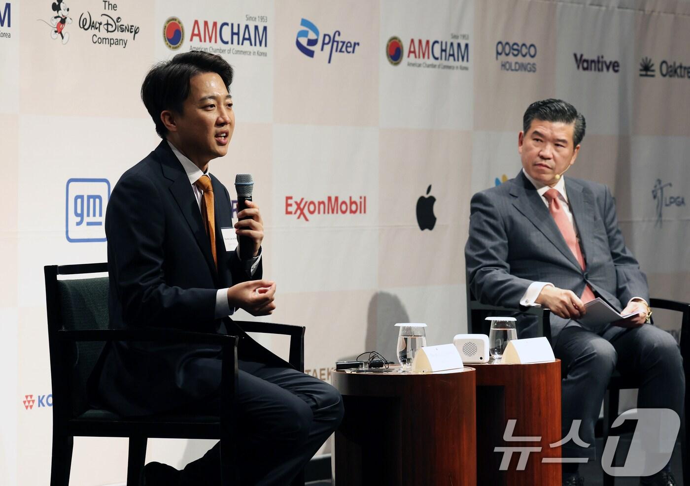 본문 이미지 - 이준석 개혁신당 대통령 후보가 22일 오후 서울 용산구 그랜드하얏트서울에서 제임스 김 주한미국상공회의소(AMCHAM·암참) 회장과 대담하고 있다. 2025.5.22/뉴스1 ⓒ News1 오대일 기자