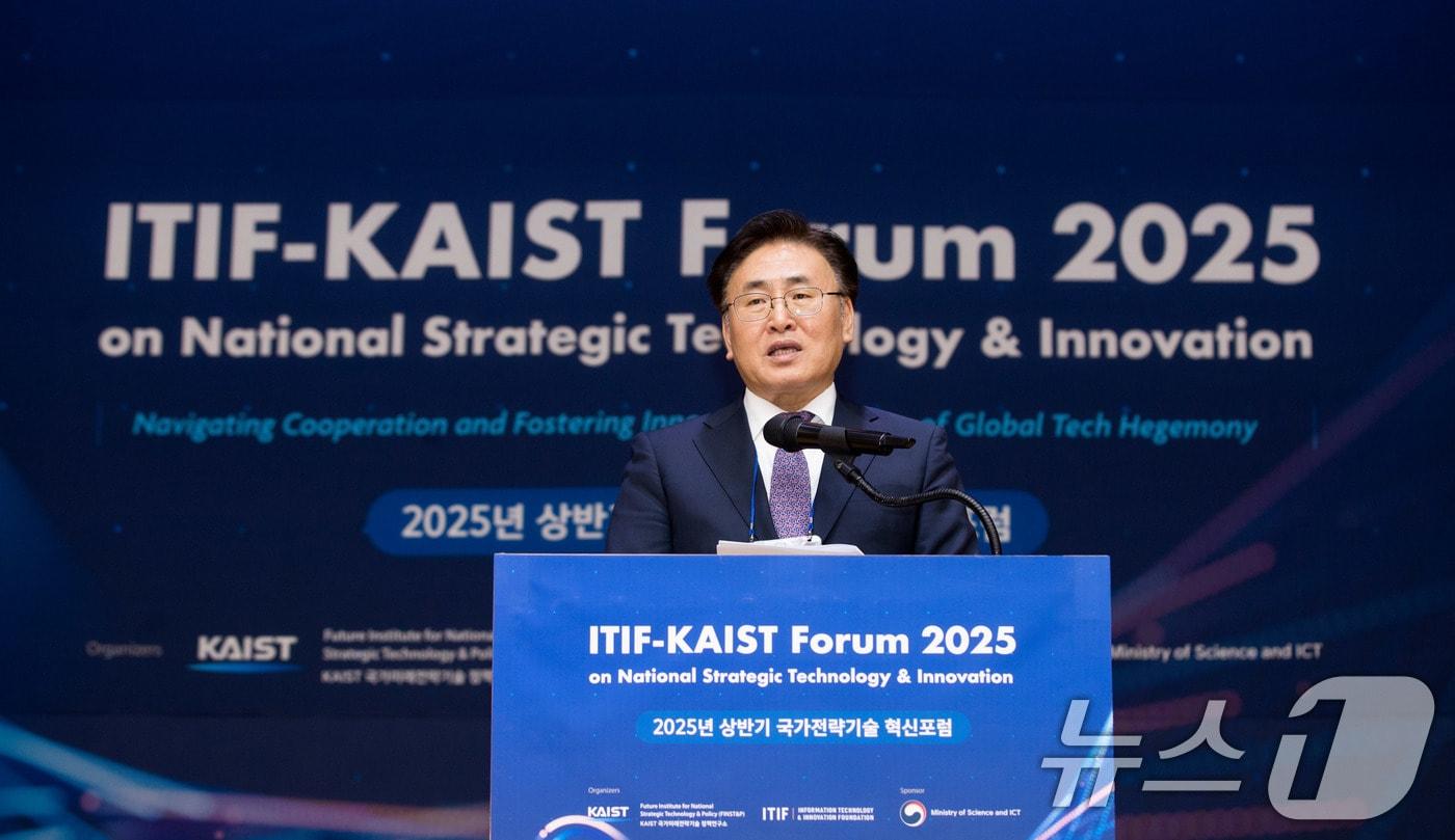 유상임 과학기술정보통신부 장관이 22일 대전 유성구 한국과학기술원&#40;KAIST&#41;에서 열린 &#39;국가전략기술 혁신포럼&#39;에서 축사를 하고 있다. &#40;과학기술정보통신부 제공. 재판매 및 DB 금지&#41; 2025.5.22/뉴스1