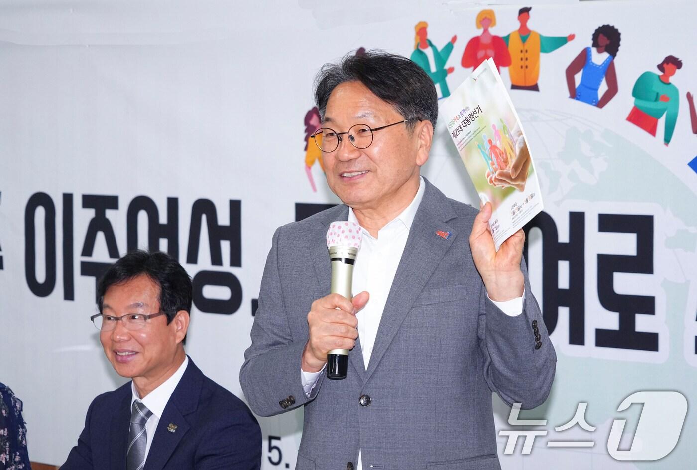 강기정 광주시장이 22일 광산구 가족센터에서 열린 '광주 이주여성 투표 참여 캠페인'에 참석해 박병규 광산구청장과 함께 적극적인 투표 참여를 독려하고 있다.(광주시 제공. 재판매 및 DB 금지) 2025.5.22/뉴스1 