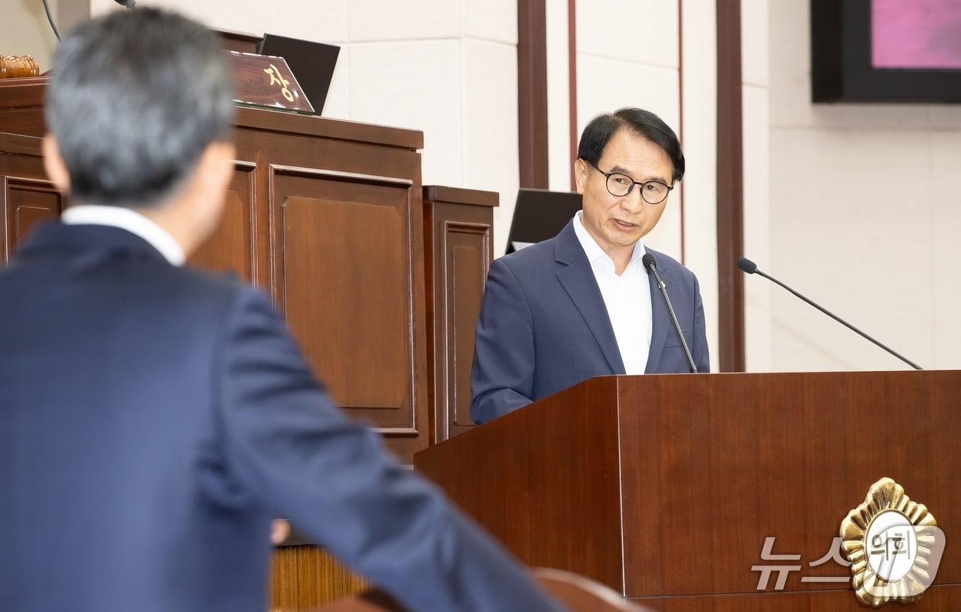 이상호 구미시의원이 22일 열린 시의회 임시회에서 김장호 구미시장에게 질문하고 있다. &#40;구미시의회 제공. 재판매 및 DB금지&#41;/뉴스1
