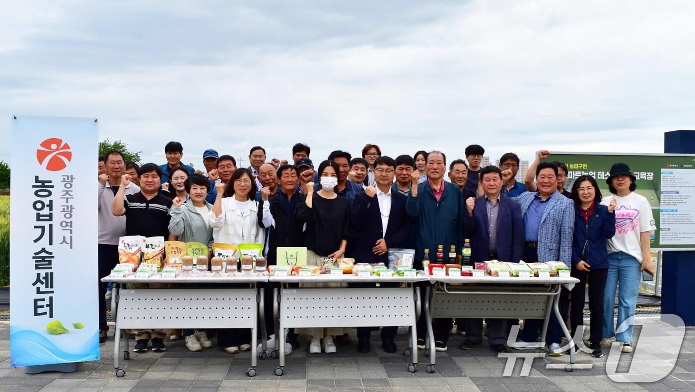 광주시농업기술센터가 22일 센터 내 스마트농업교육장과 노지 스마트농업 테스트베드 교육장에서 &#39;국내 육성 우리밀 품종비교 현장 평가회&#39;를 개최한 후 기념촬영을 하고 있다.&#40;광주시 제공. 재판매 및 DB금지&#41; 2025.5.22/뉴스1