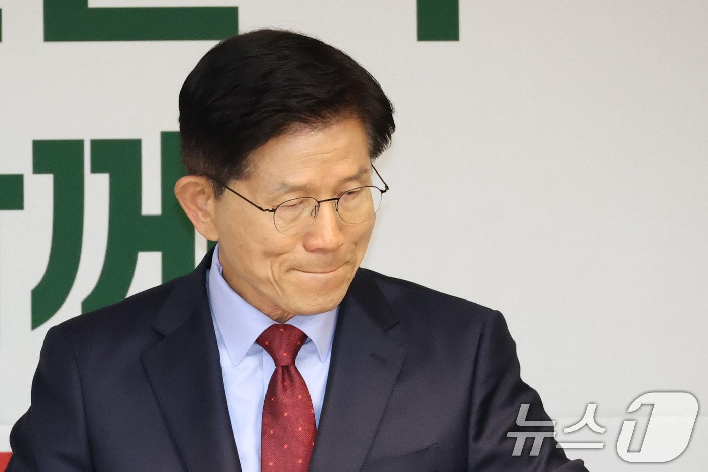 김문수 국민의힘 대통령 후보가 22일 오후 서울 용산구 한국여성단체협의회에서 열린 여성정책 협약식에 참석해 인사말도중 울먹이고 있다. 2025.5.22/뉴스1 ⓒ News1 이광호 기자