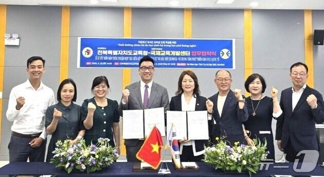 본문 이미지 - 전북교육청이 22일 베트남 교육훈련부 국제교육개발센터와 업무협약을 맺고, 베트남 고교생들의 도내 직업계고 입학 등에 대해 적극 협력하기로 했다.&#40;전북교육청 제공, 재판매 및 DB 금지&#41;/뉴스1