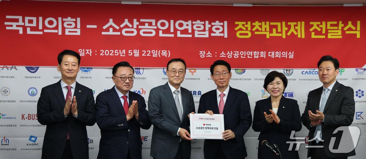 송치영 소상공인연합회장(왼쪽 세 번째)이 제21대 대선 소상공인 정책과제를 전달하고 있다. 사진 왼쪽부터 최은석 의원, 고동진 의원, 송치영 소공연 회장, 김상훈 국민의힘 중앙선거대책위원회 정책총괄본부장, 조은희 의원, 박수민 의원.(소상공인연합회 제공)