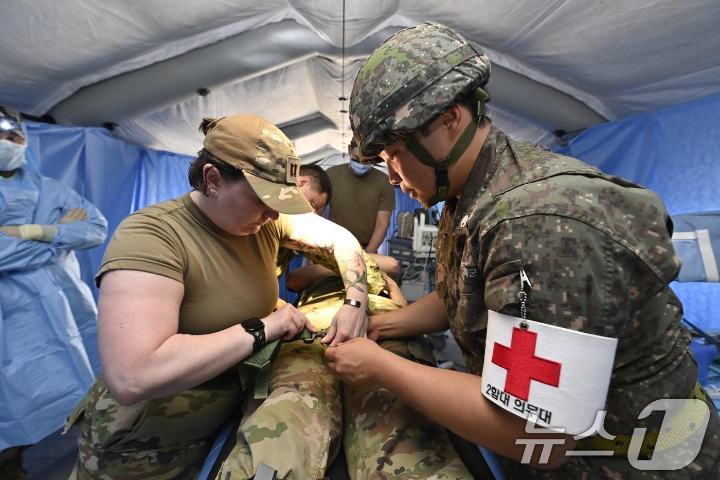 한미연합군사령부가 지난 5월 22일 진행한 연합·합동 의무지원훈련 중 한미 장병이 외과처치가 필요한 응급환자의 수술을 위한 준비를 하고 있다.&#40;한미연합군사령부 제공. 재판매 및 DB 금지&#41;/뉴스1