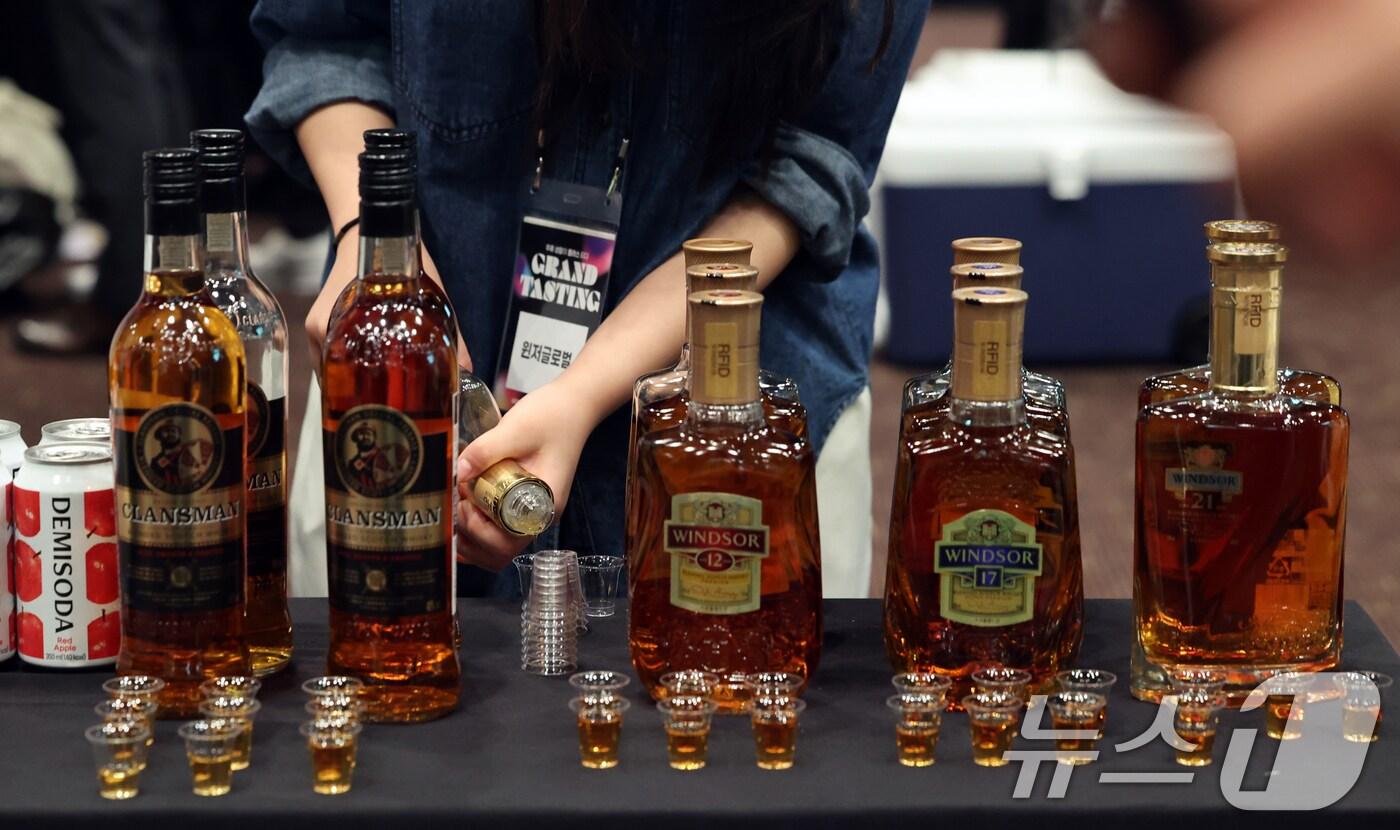 22일 오후 서울 강남구 GS타워에서 열린 GS리테일 주류 박람회 &#39;그랜드 테이스팅&#39; 행사에서 관계자가 위스키를 따르고 있다. 2025.5.22/뉴스1 ⓒ News1 황기선 기자