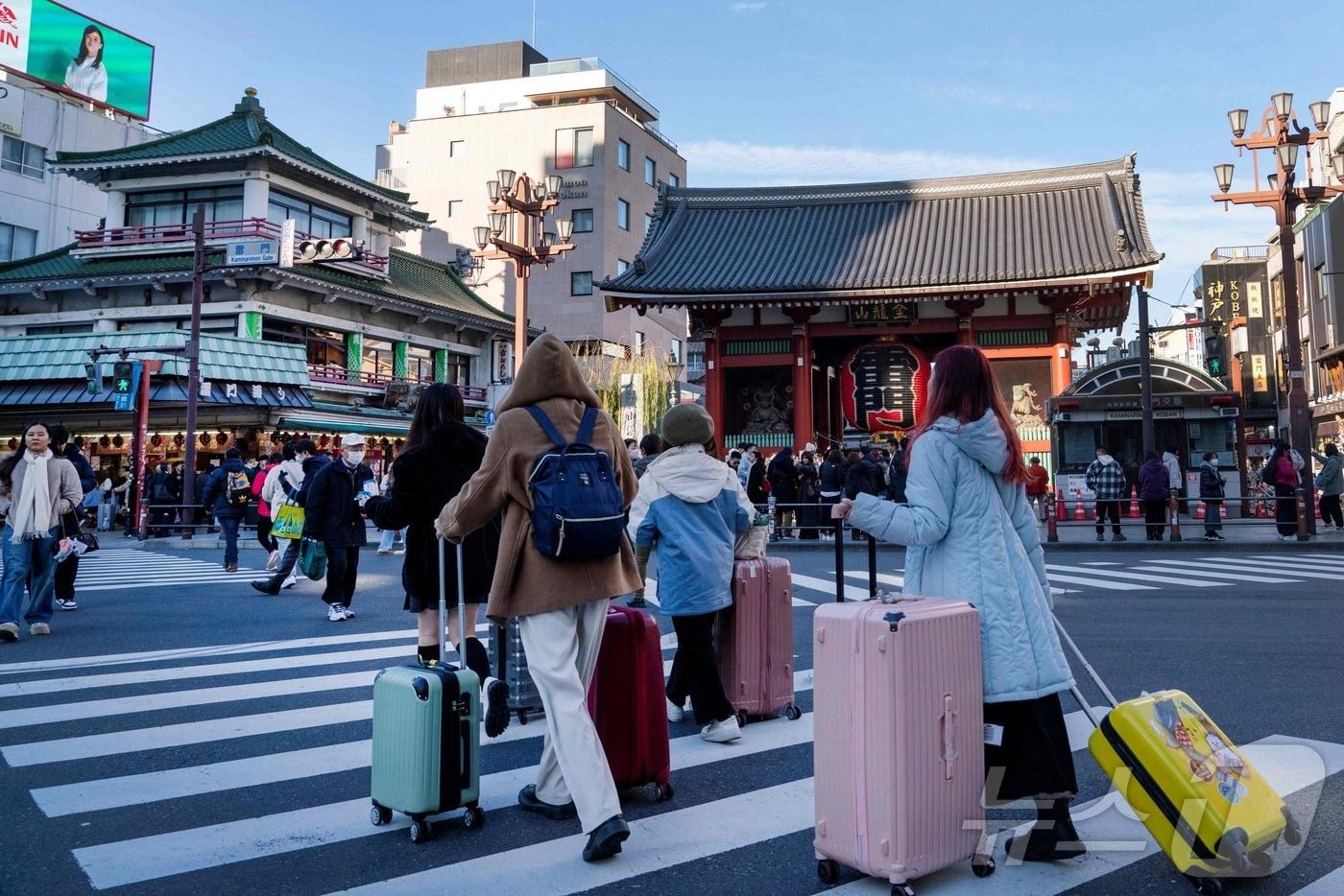 일본 도쿄 아사쿠사 센소지 앞에 여행객들이 지나가고 있다.ⓒ AFP=뉴스1