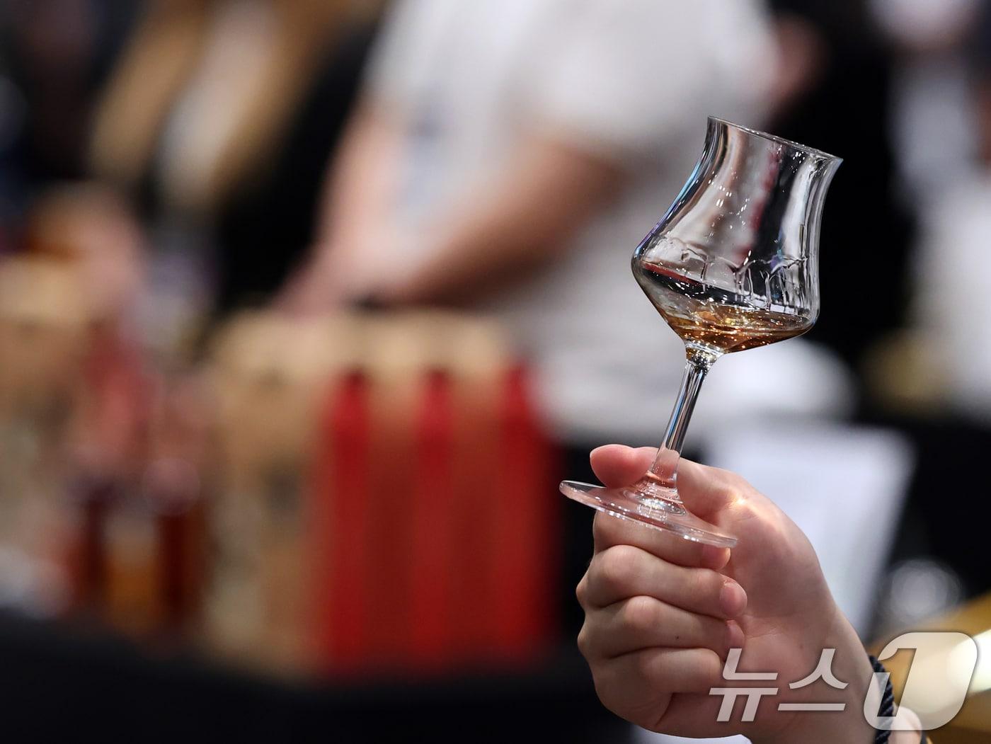 본문 이미지 - 22일 오후 서울 강남구 GS타워에서 열린 GS리테일 주류 박람회 '그랜드 테이스팅' 행사에서 관람객이 시음을 하고 있다. 2025.5.22/뉴스1 ⓒ News1 황기선 기자