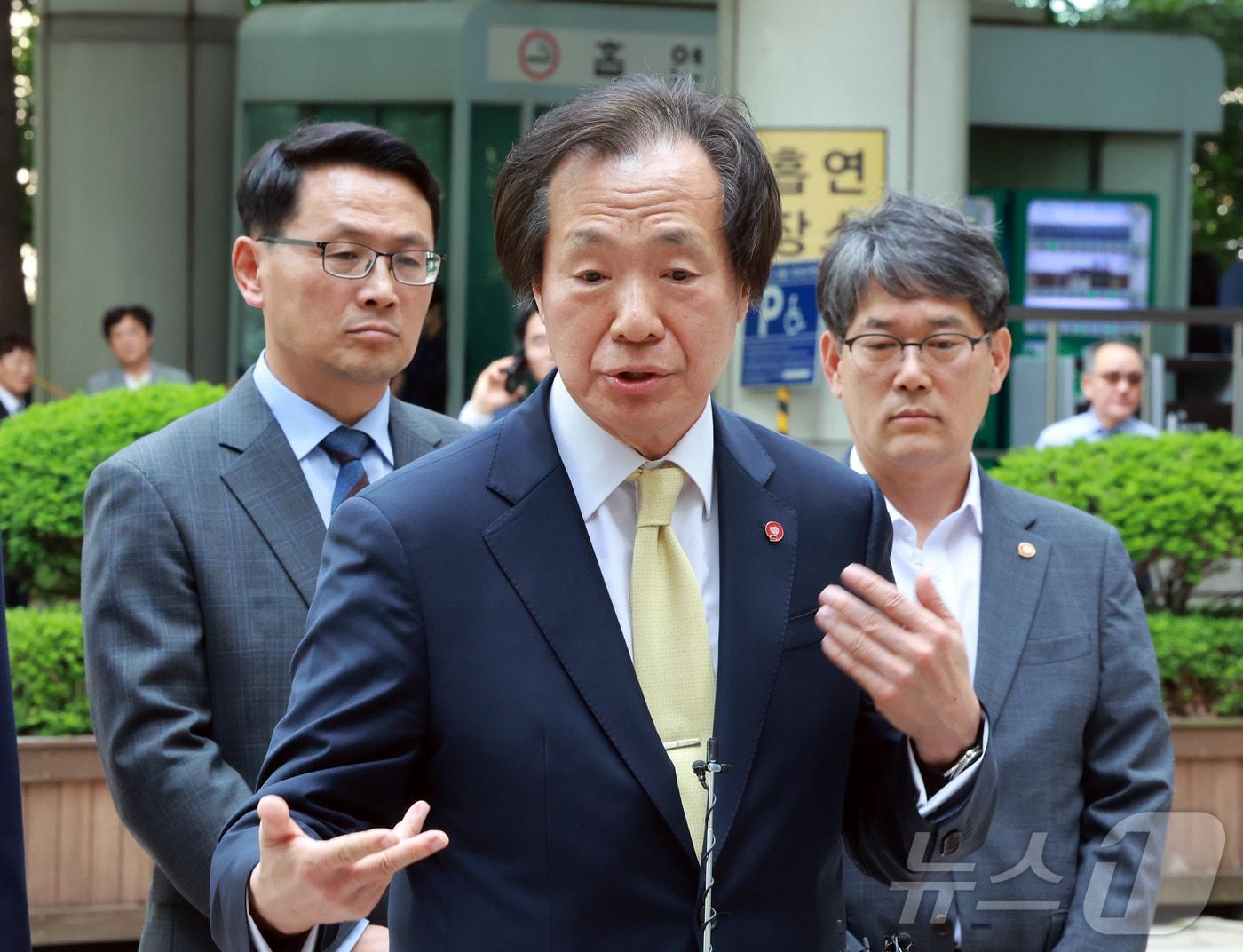 본문 이미지 - 정기석 국민건강보험공단 이사장이 22일 오후 서울 서초구 서울고등법원에서 열리는 담배소송 항소심 최종변론&#40;12차&#41;을 앞두고 기자회견을 하고 있다. 2025.5.22/뉴스1 ⓒ News1 김진환 기자