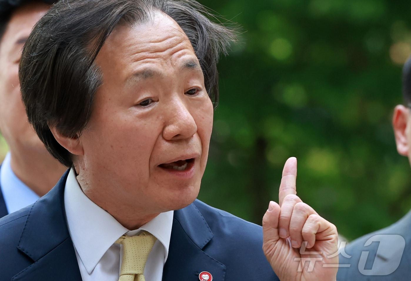 본문 이미지 - 정기석 국민건강보험공단 이사장이 지난 5월 22일 오후 서울 서초구 서울고등법원에서 열리는 담배소송 항소심 최종변론(12차)을 앞두고 기자회견을 하고 있다./뉴스1 ⓒ News1 김진환 기자