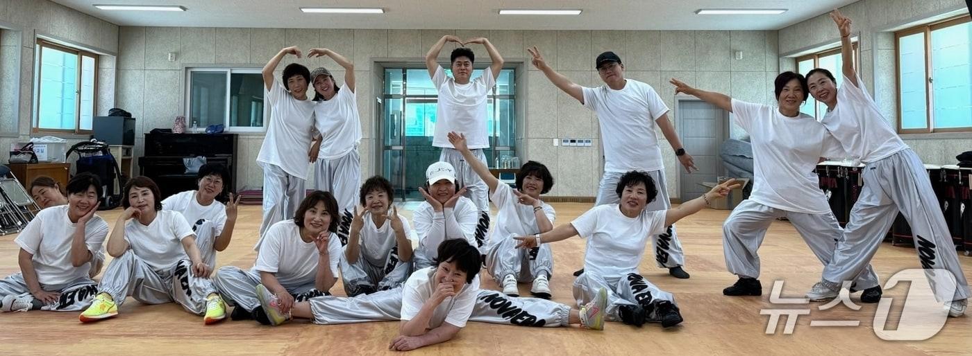 성주군 '4050 중장년' 세대 댄스교실(성주군 제공. 재판매 및 DB금지)/뉴스1