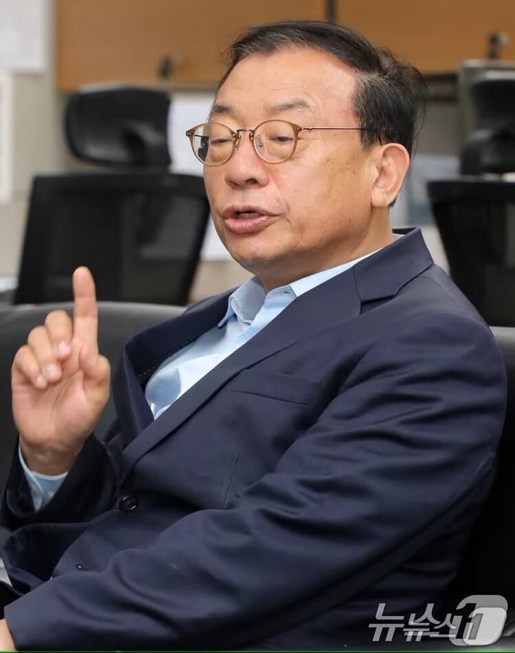 본문 이미지 - 이정현 국민의힘 공동선대위원장이 22일 전북 전주시 전북특별자치도의회 기자실을 방문해 간담회를 열고 질의에 답변을 하고 있다. 2025.5.22/뉴스1 ⓒ News1 유경석 기자 