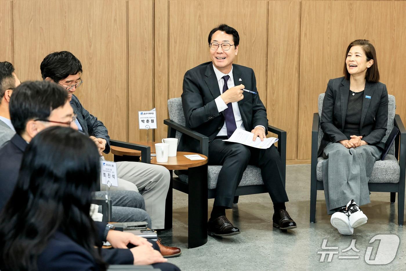 정명근 화성특례시장이 22일 미등록 이주아동 기본권 보장을 위한 업무협약 관계자들과 사업 추진 방안에 대해 논의하고 있다.&#40;화성시 제공&#41;